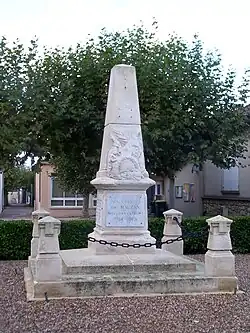 Le monument aux morts près de la mairie (oct.&nbsp;2012)