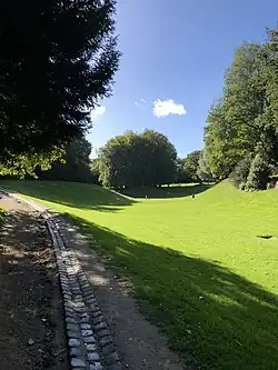 En direction de l'allée des Amazones, à gauche, le chemin des Patineurs
