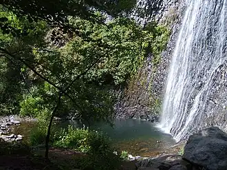 Le bassin du pied de la cascade