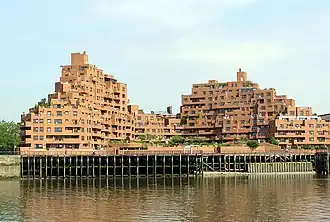 Free Trade Wharf, un immeuble moderne au bord de la Tamise.