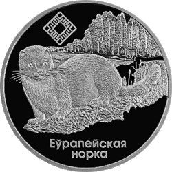 Pièce en argent représentant un Vison d'Europe en premier plan et une forêt de conifères en arrière-plan.