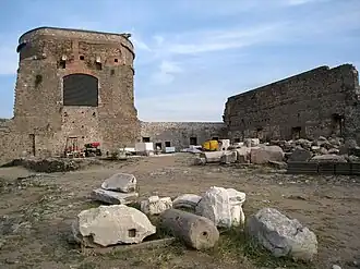 La cour et la tour sud.