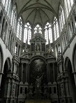 Photographie de l'intérieur du chevet d'une église gothique