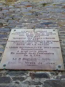 Plaque en l'honneur de Nominoë, sur les remparts de l'abbaye Saint-Sauveur.