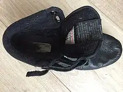 Photo de l'intérieur d'une paire de Reebok Freestyle made in Philippine, montrant l'étiquette précisant la qualité du cuir utilisé