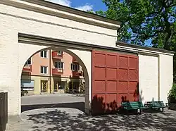 Portail et mur d'enceinte de la distillerie..