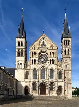 Le parvis de la basilique Saint-Remi en 2020.
