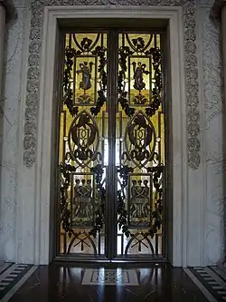 Entrée de la salle des fêtes de l’hôtel de ville de Reims.