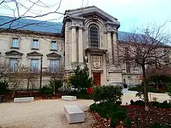 La façade sur la place Luçon,