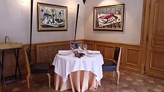 Table de la salle Bernard Buffet, avec des tableaux authentiques du peintre.