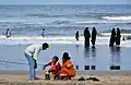Un foyer préparant quelques rituels avant l'immersion des Ganesh, sur une plage du Tamil Nadu.