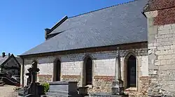 Le mur sur de la nef. Détail de l'appareil: sous-bassement en grès, 4 rangées de briques rouges, mur en pierre calcaire blanche et baies de style gothique en pierre dure.