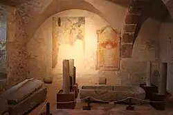 La crypte avec les sarcophages et les fresques.