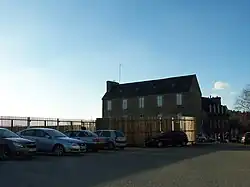 Reconstitution visuelle du rempart et tour nord en palissade bois posé a clin