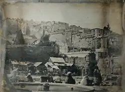 Vieille photo montrant des remparts.