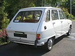 Renault 6 de trois quarts arrière.