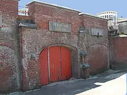 Ancienne entrée pour les piétons.