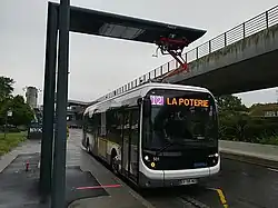 Le Bluebus no&nbsp;501 en cours de recharge à La Poterie.