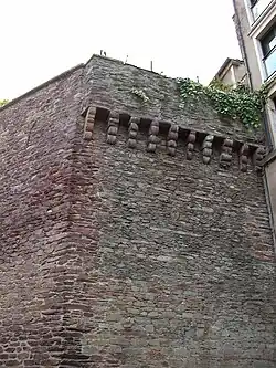 Place Rallier-du-Baty, côté ouest.