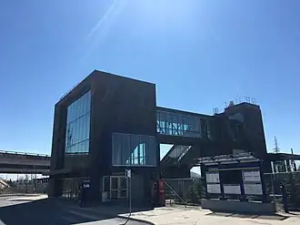 Un édifice en porte-à-faux au-dessus d'une voie ferrée.