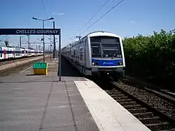 Le train HISI (actuellement HOCI) arrivant à Chelles - Gournay depuis le dépôt de Vaires-sur-Marne, prendra les voyageurs en direction d'Haussmann - Saint-Lazare.