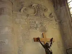 Restant d'un retable, détruit et non restauré. Ce retable dans le bas-côté sud était quasiment identique à celui de la chapelle de saint Sébastien (en face, dans le bas-côté nord) ; cela apparaît sur les derniers restants.
