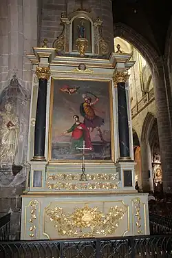 Photo d'un retable baroque en bois sculpté dans une église.