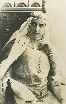 Photographie signée Reutlinger entre 1902 et 1908.