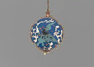 Broche réversible, c. 1869, émail et or, MET.