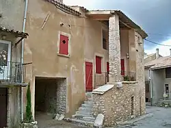 Maison en hauteur à l'intérieur du village.