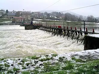 Un « seuil à niveau variable » sur la Meuse. Les hausses permettent d'augmenter le niveau de stockage et d'améliorer la sécurité de l'ouvrage face aux crues.
