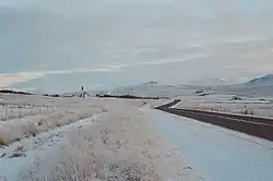 Vue de la Reykholtsdalur enneigée depuis la route 518 reliant Kleppjárnsreykir à Reykholt (au centre).