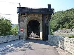 Le pont de Reynès, approche rive droite du Tech.