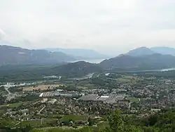 Vue depuis la route en bordure de falaise sur la plaine de Culoz et le lac du Bourget.