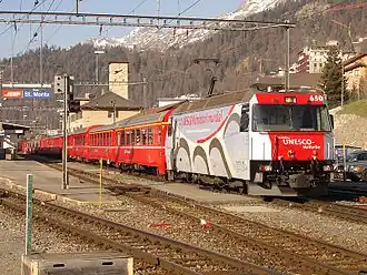 Ge 4/4 III no 650 en gare de Saint-Moritz.
