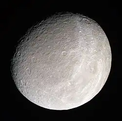 Vue en couleurs de l'hémisphère arrière de Rhéa par Cassini.