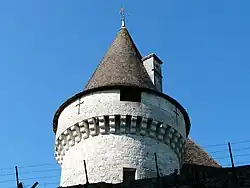 Une tour à mâchicoulis.