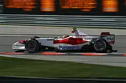 Vue de côté d'une monoplace rouge et blanche