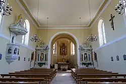 Vue intérieure de la nef vers le chœur.