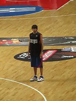 vue éloignée de Rubio, seul, proche du centre du terrain.