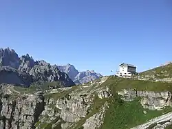 Le refuge avec vue panoramique sud-ouest.