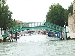 Ponte Santa Chiara (o del Monastero)  reliant les Fondamenta Santa Chiara (Piazzale Roma) aux Giardini Papadopoli