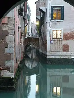 Ponte Storto reliant ramo et calle éponymes