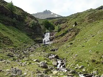 Vue du rio Urbión et du pic du même nom au second plan.