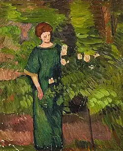 Femme en vert, cueillant une rose sur un rosier arbuste sur un fond verdoyant