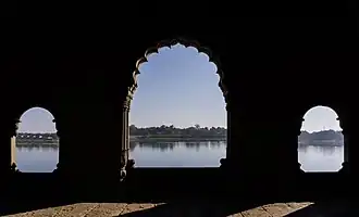 La Narmada vue depuis le fort de Maheshwar.