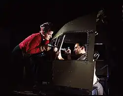 Rivetage du cockpit d'un avion de transport C-47 Dakota ; usine North American d'Inglewood, en 1942.