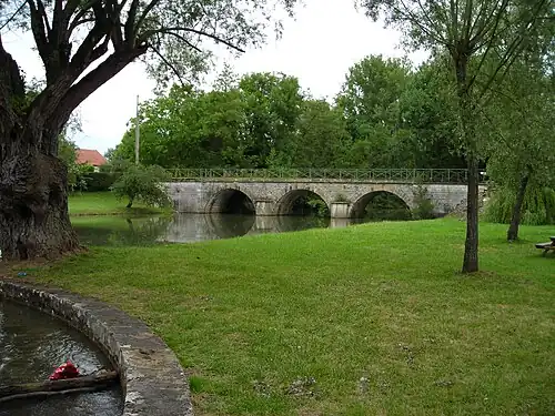Pont sur l'Aron à Fleury, commune de Biches.