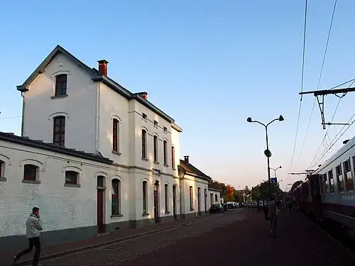 Le bâtiment voyageur vu depuis les quais.