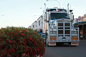 Photographie d'un tracteur de train routier.